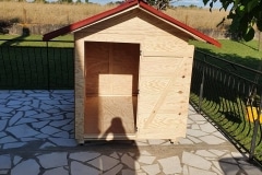 Un cabane de jardin pour les petits créée avec du bois de récupération fourni par Artstock, Blajan