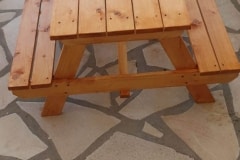 Un banc et table de picnic pour les petits créée avec du bois de récupération fourni par Artstock, Blajan